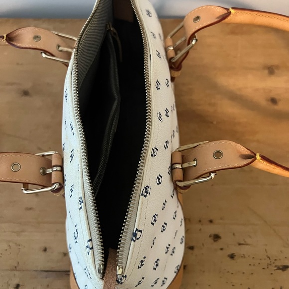 Vintage Dooney and Bourke Handbag - Picture 5 of 10